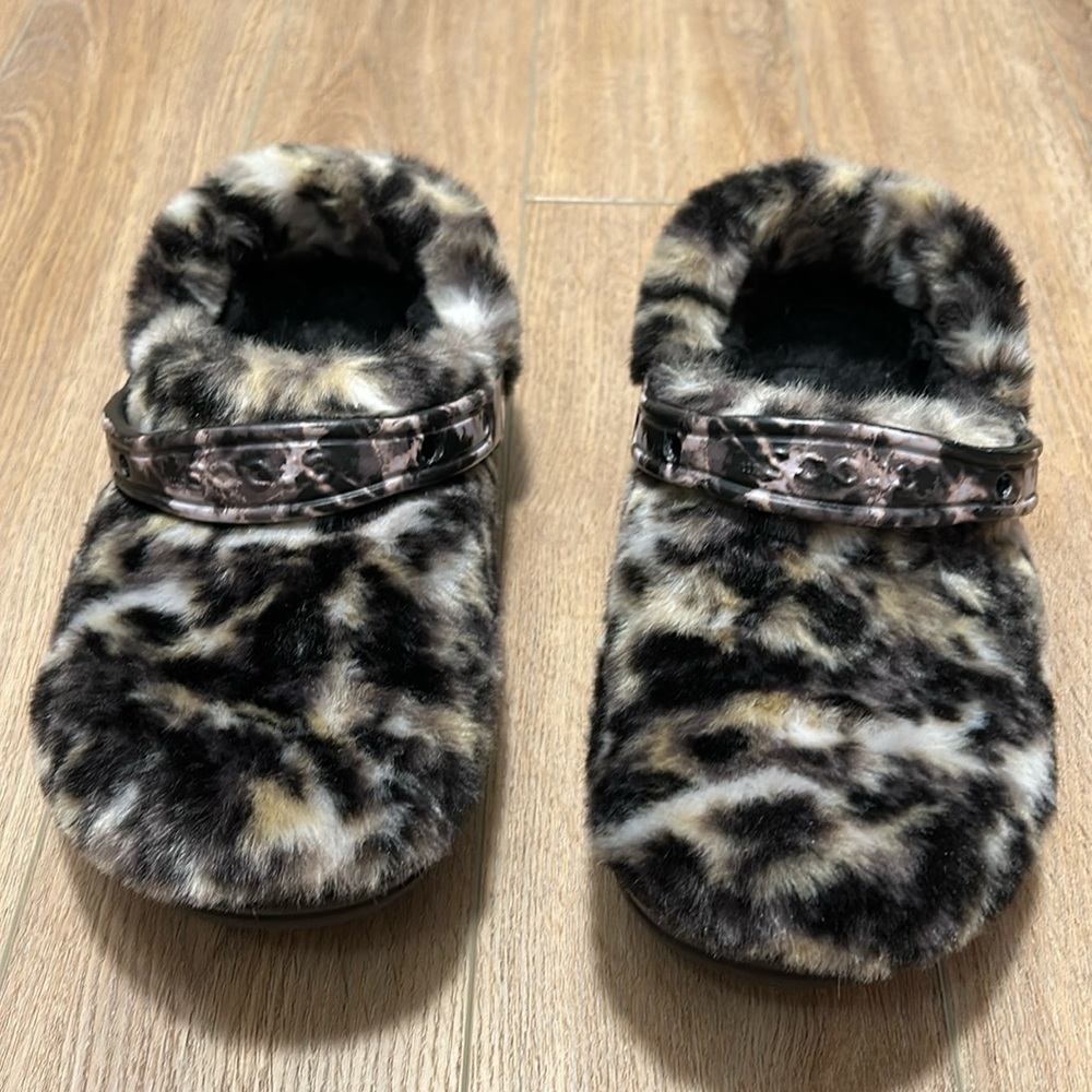 Crocs leopard print fuzzy clogs